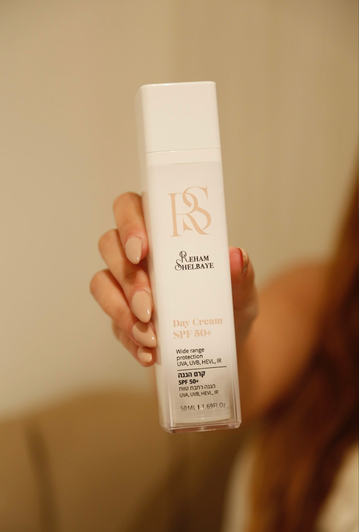 واقي الشمس مع حمض الهيالورونيك ومثبّت لميلانين البشرة