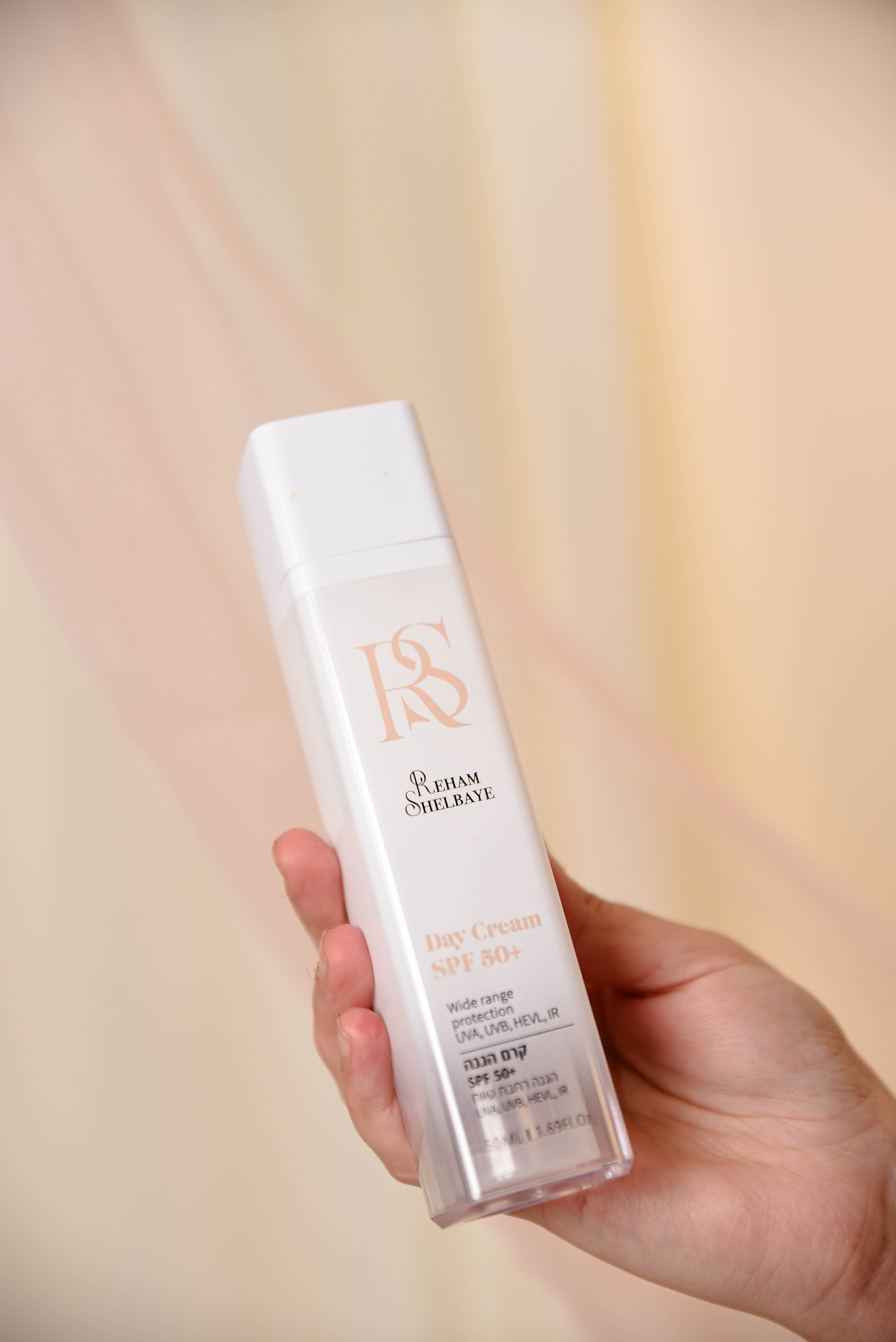 واقي الشمس مع حمض الهيالورونيك ومثبّت لميلانين البشرة