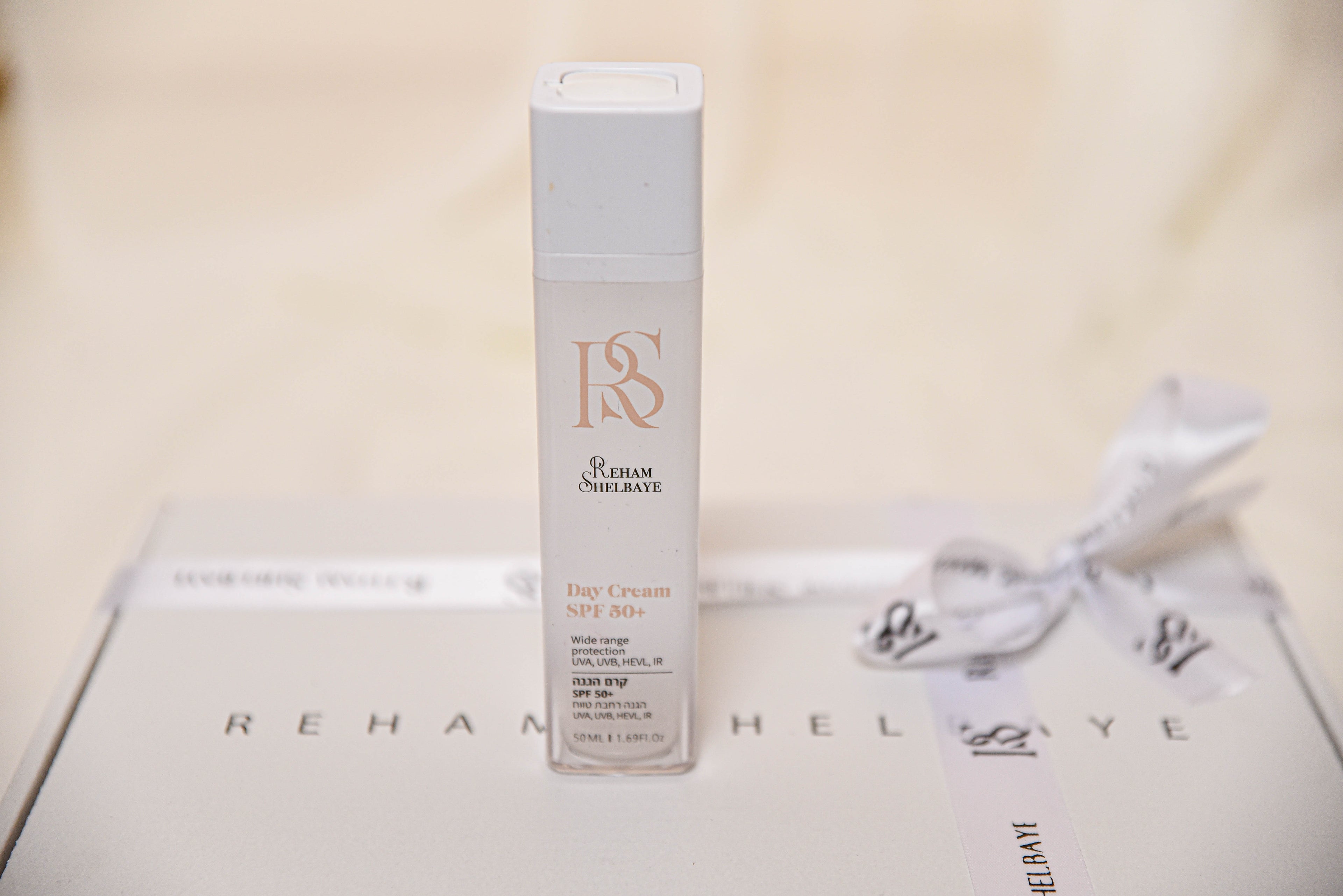 واقي الشمس مع حمض الهيالورونيك ومثبّت لميلانين البشرة